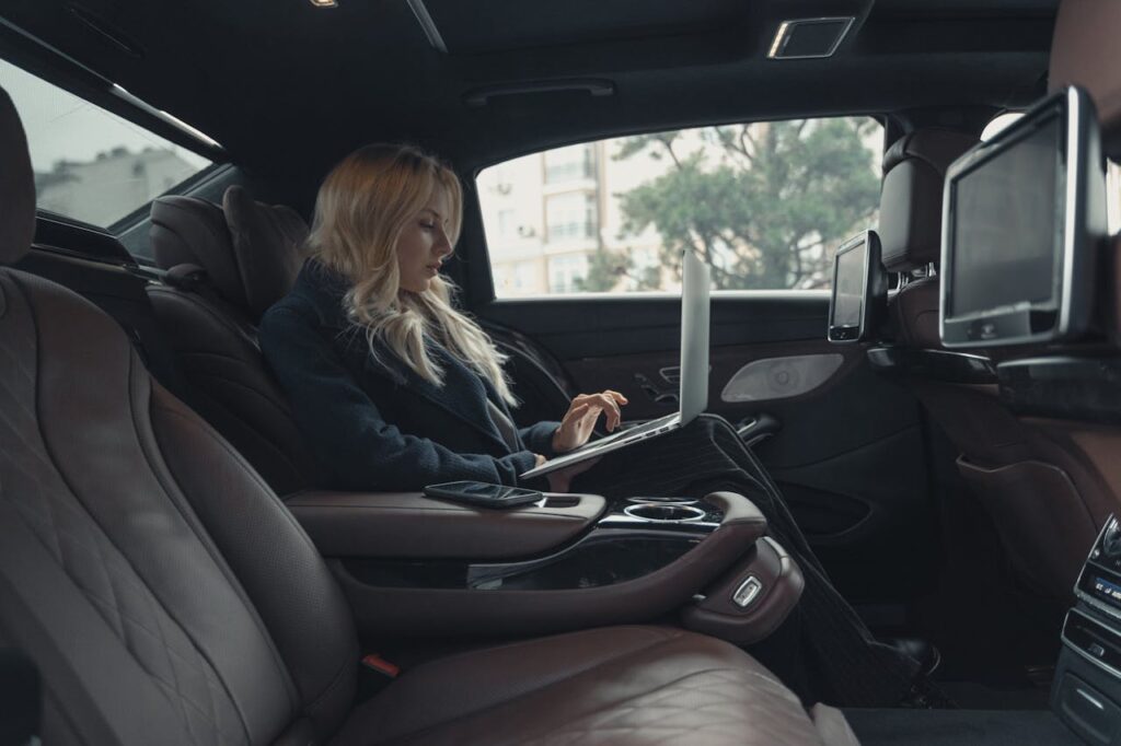 Client confortablement installé dans un taxi AlloTaxis à Chaumont-Gistoux avec chauffeur privé