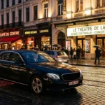Berline noire premium avec chauffeur professionnel le soir sur un boulevard de Bruxelles