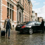 Voyageur d'affaires se dirigeant vers une berline premium pour un transfert vers l'aéroport de Zaventem