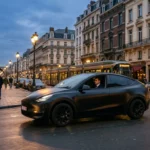 Tesla Model Y noire avec chauffeur professionnel circulant à Bruxelles au crépuscule