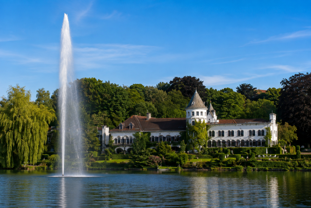 Lac de Genval et Château du Lac dans le Brabant wallon – service de taxi et navette Brussels Airport par AlloTaxis.