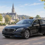 Taxi noir avec chauffeur professionnel dans une rue de Wavre