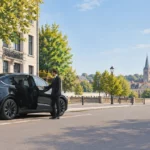 Taxi Tesla Model Y noir avec chauffeur professionnel à Wavre